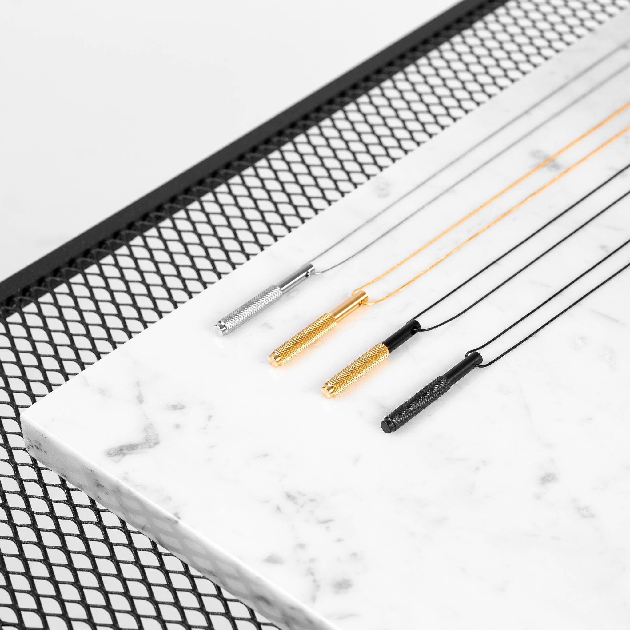 NECKLACE / VERTICAL / CROSS