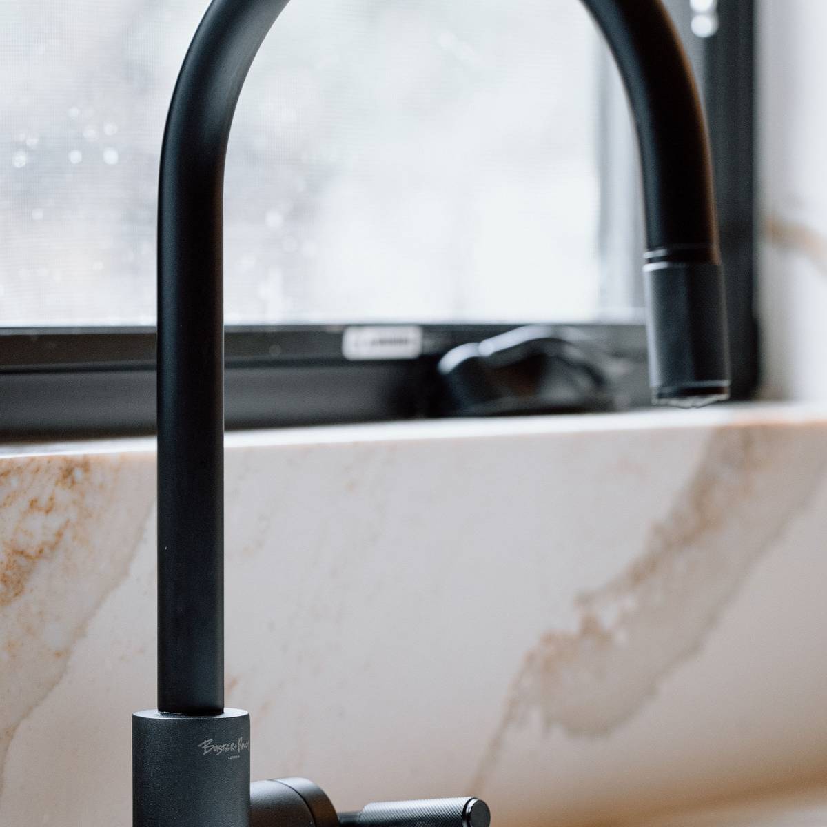 KITCHEN FAUCET / PULL-OUT WITH DUAL SPRAY / CROSS