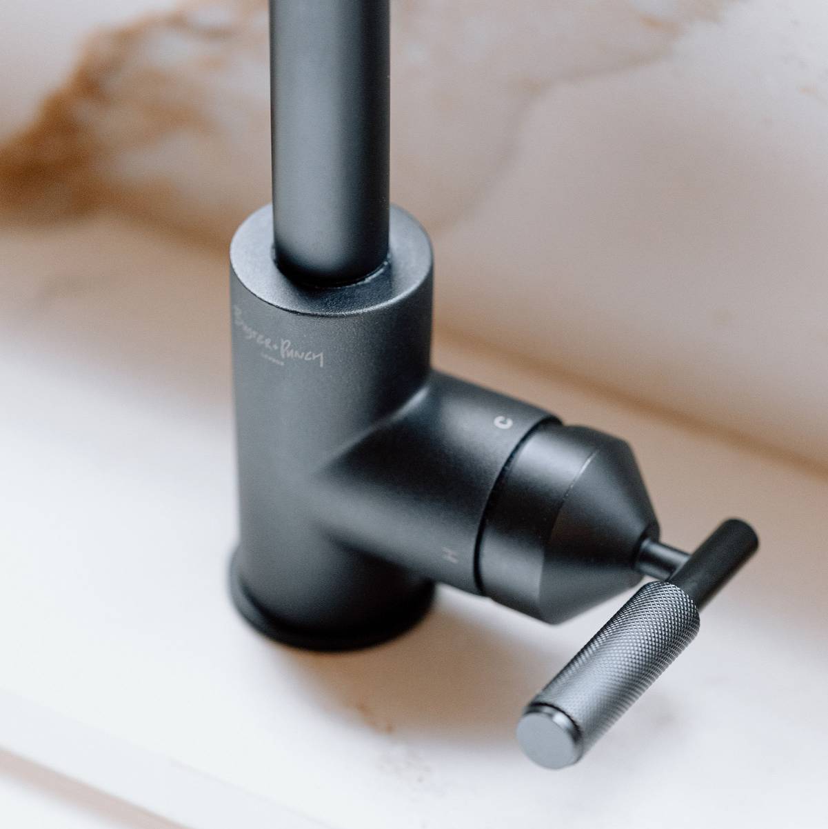 KITCHEN FAUCET / PULL-OUT WITH DUAL SPRAY / CROSS