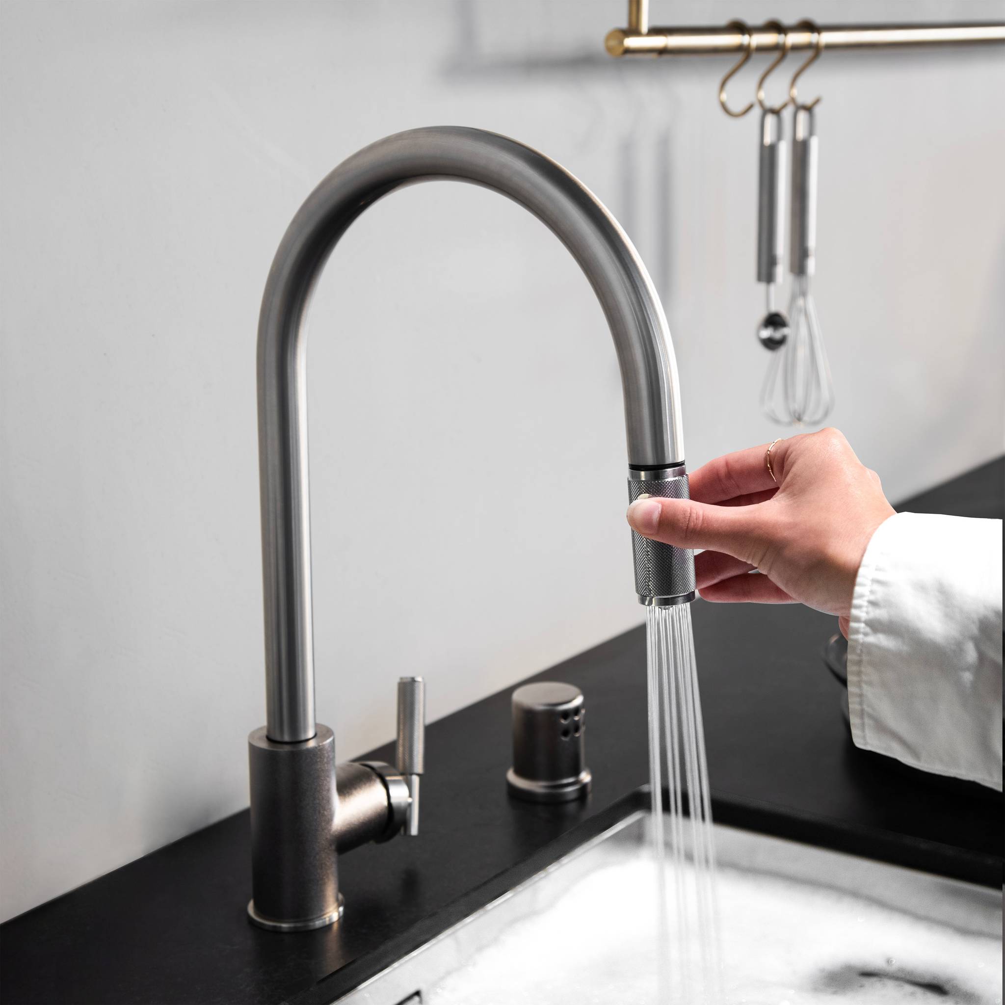 KITCHEN FAUCET / PULL-OUT WITH DUAL SPRAY / CROSS