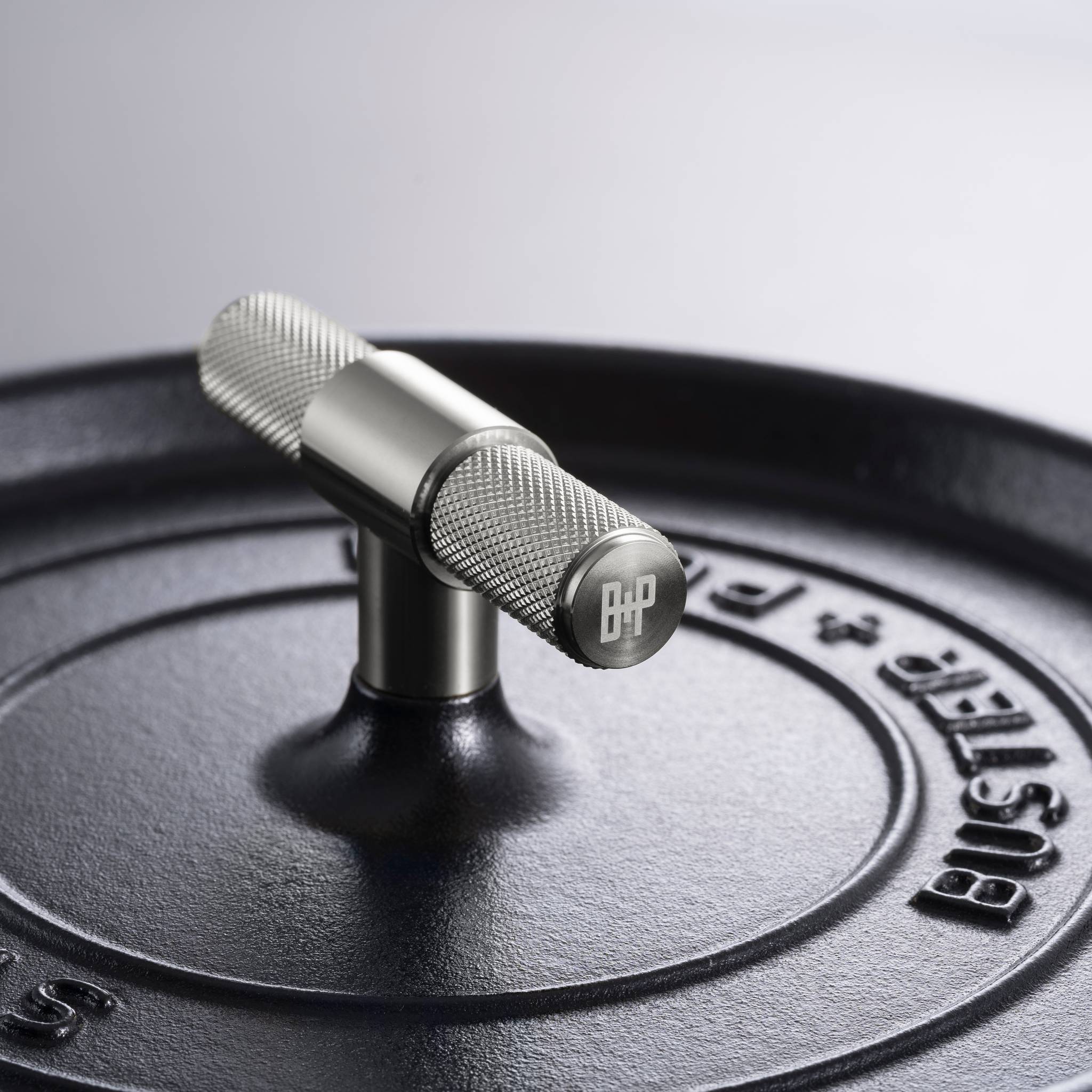 COCOTTE / 9.45 INCHES / CROSS / STAUB / BLACK