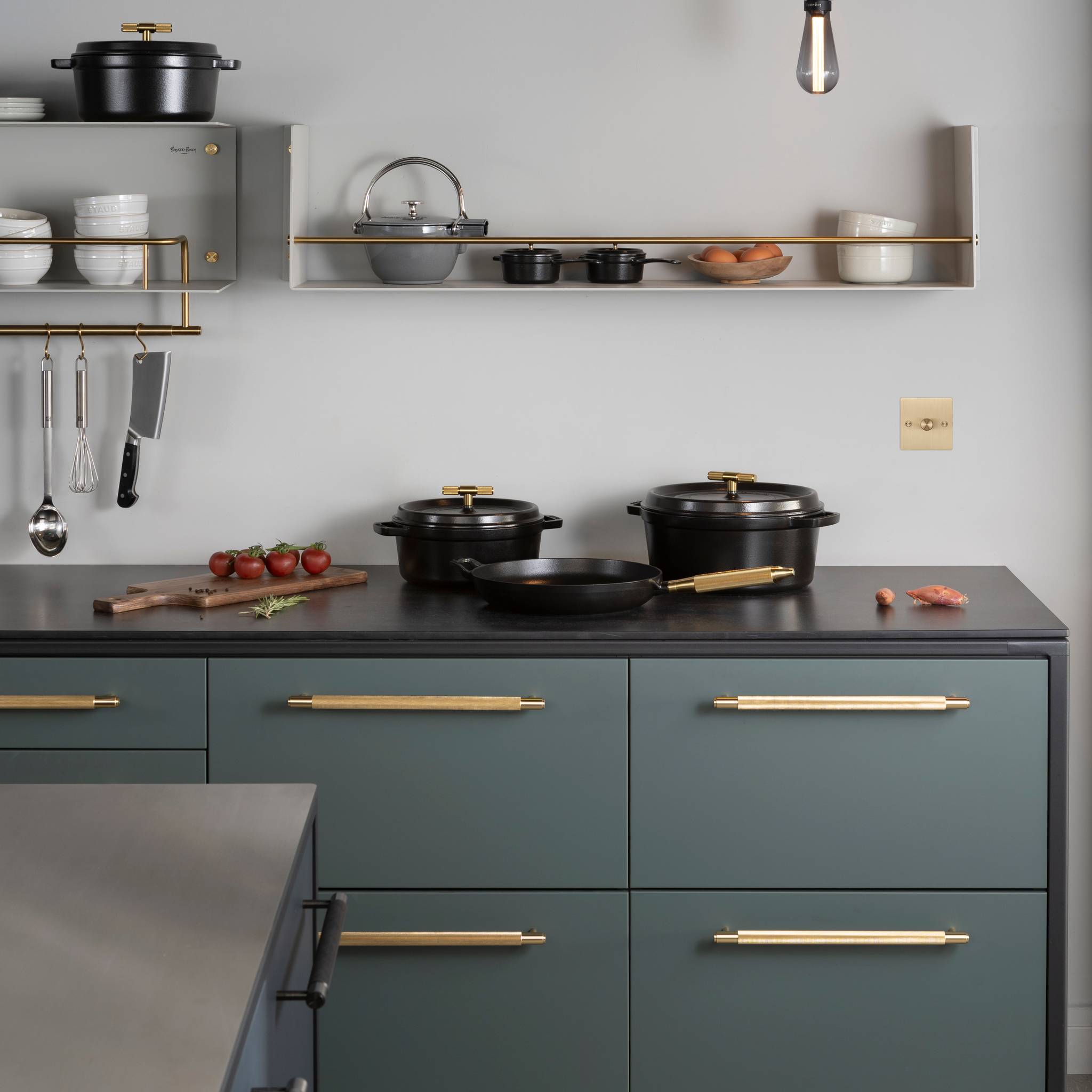 COCOTTE / 11.02 INCHES / CROSS / STAUB / BLACK