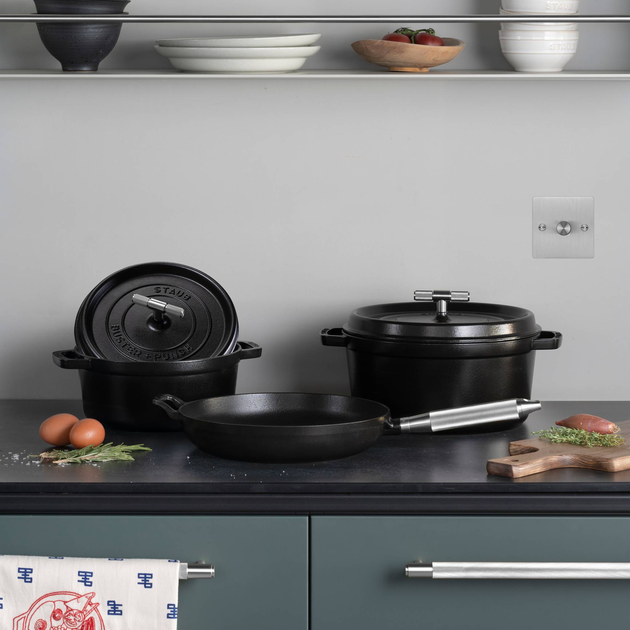 COCOTTE / 9.45 INCHES / CROSS / STAUB / BLACK