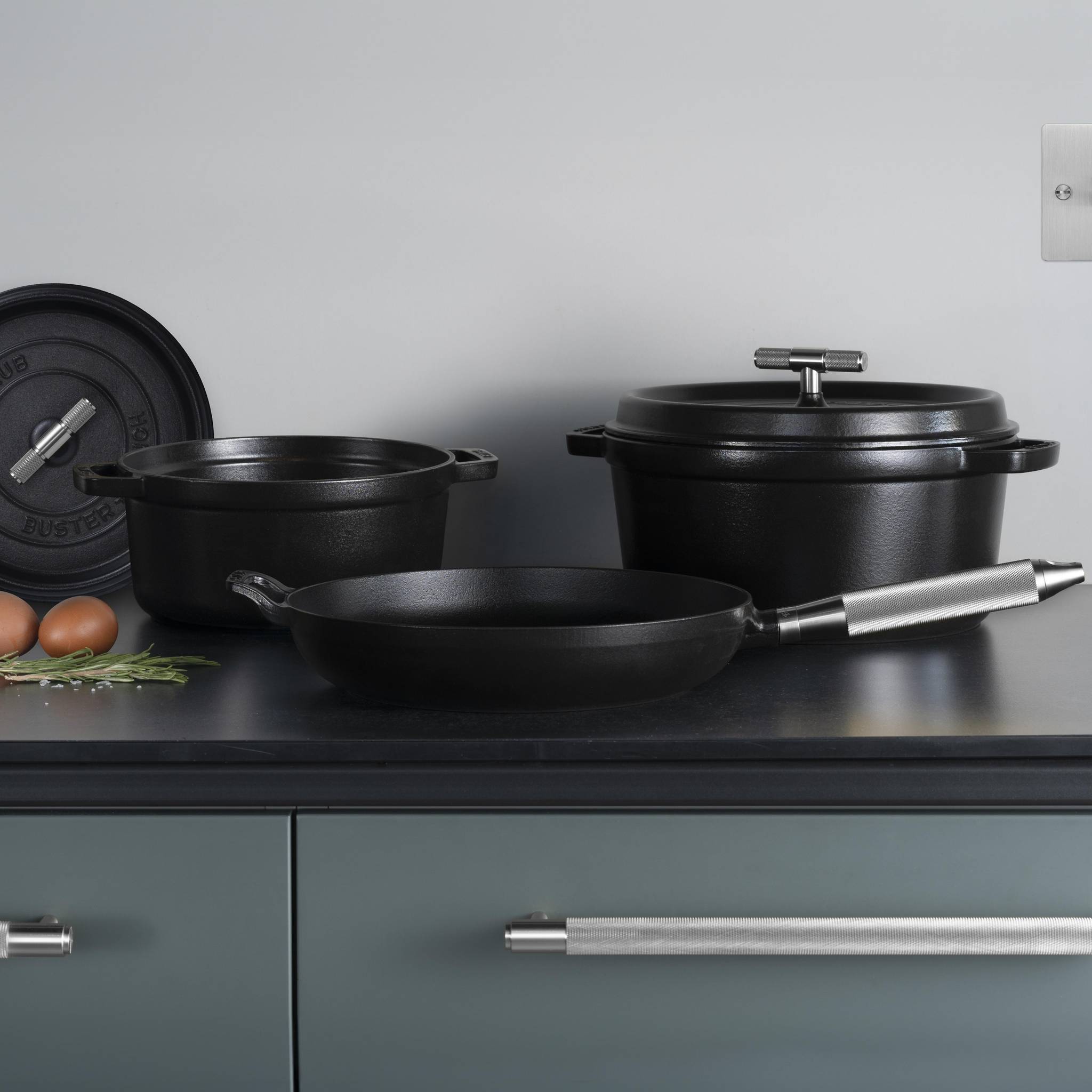 COCOTTE / 11.02 INCHES / CROSS / STAUB / BLACK