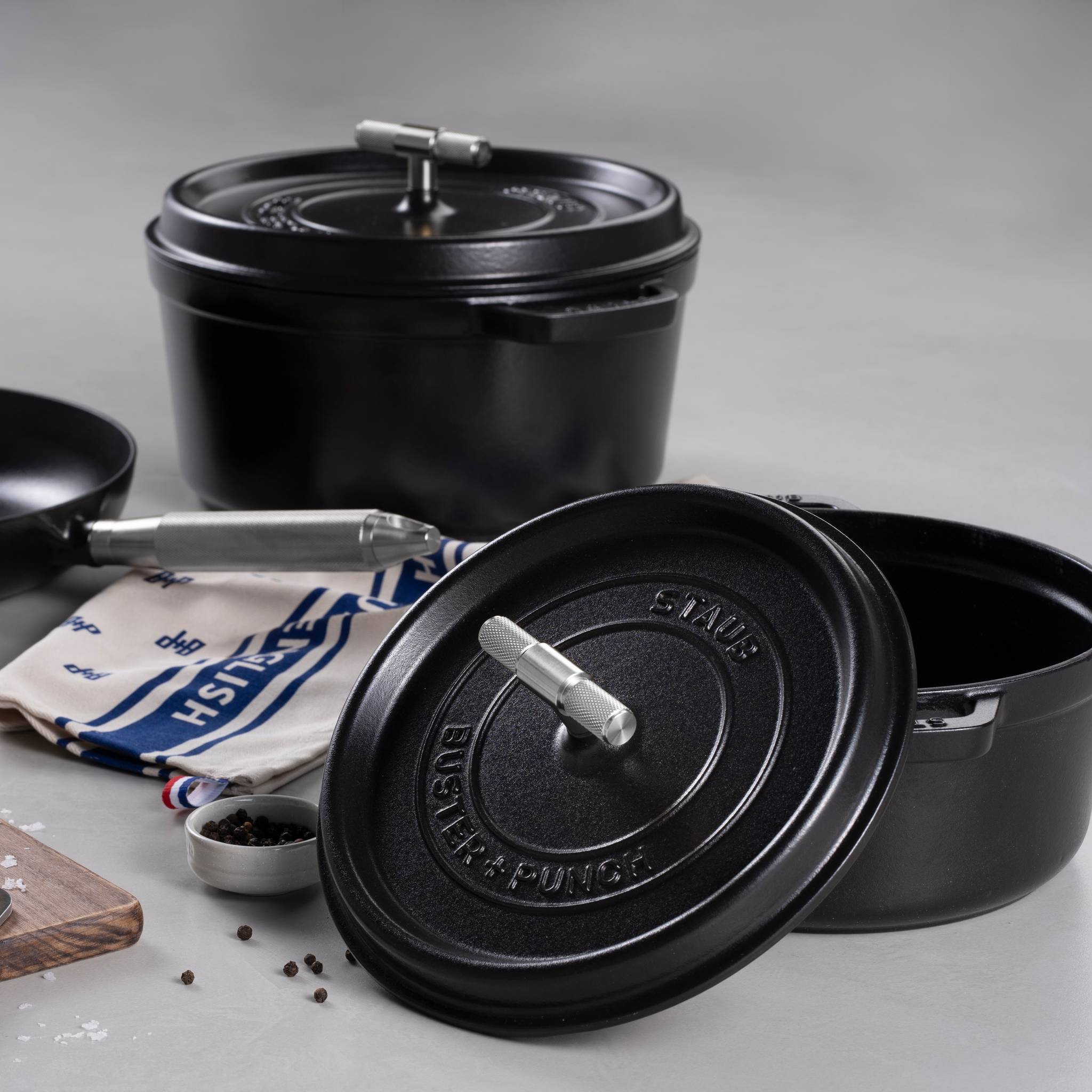 COCOTTE / 11.02 INCHES / CROSS / STAUB / BLACK