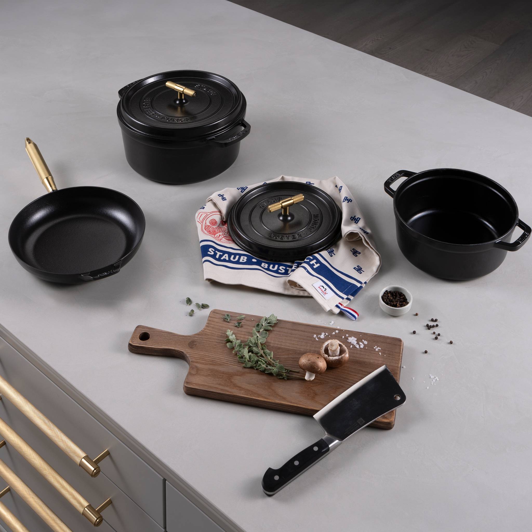 COCOTTE / 9.45 INCHES / CROSS / STAUB / BLACK
