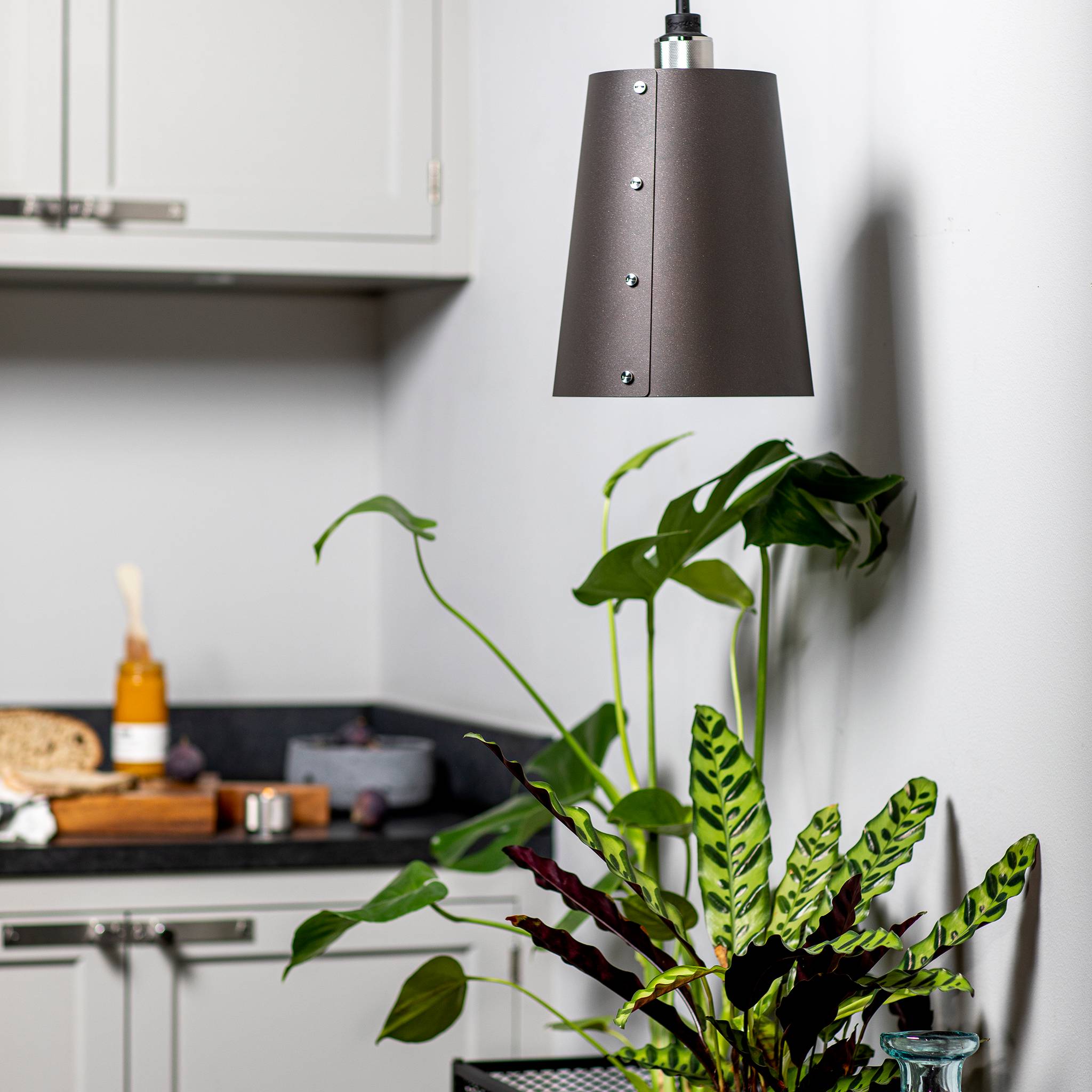 HOOKED 1.0 / LARGE / CROSS / GRAPHITE