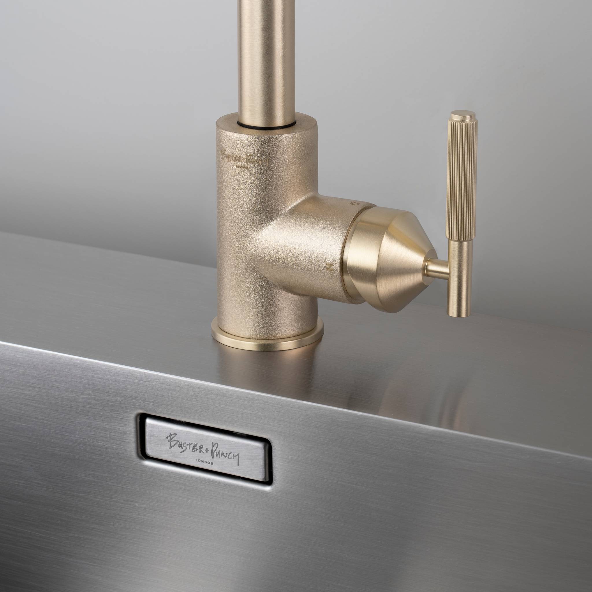 KITCHEN FAUCET / PULL-OUT WITH DUAL SPRAY / LINEAR