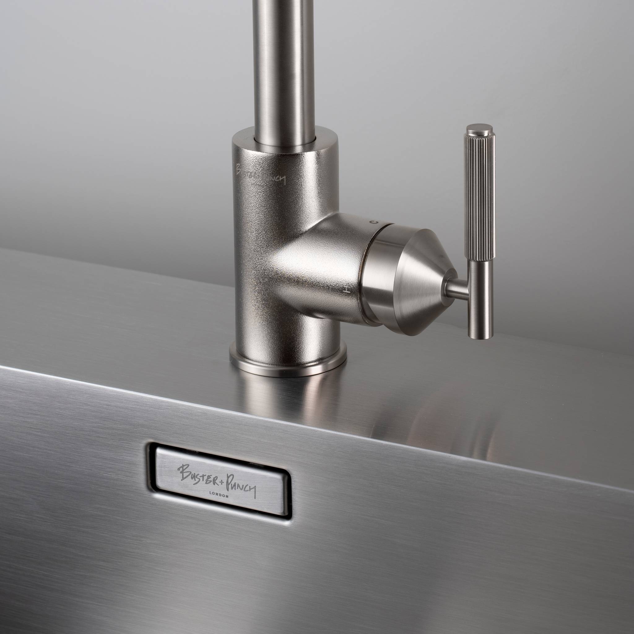 KITCHEN FAUCET / PULL-OUT WITH DUAL SPRAY / LINEAR
