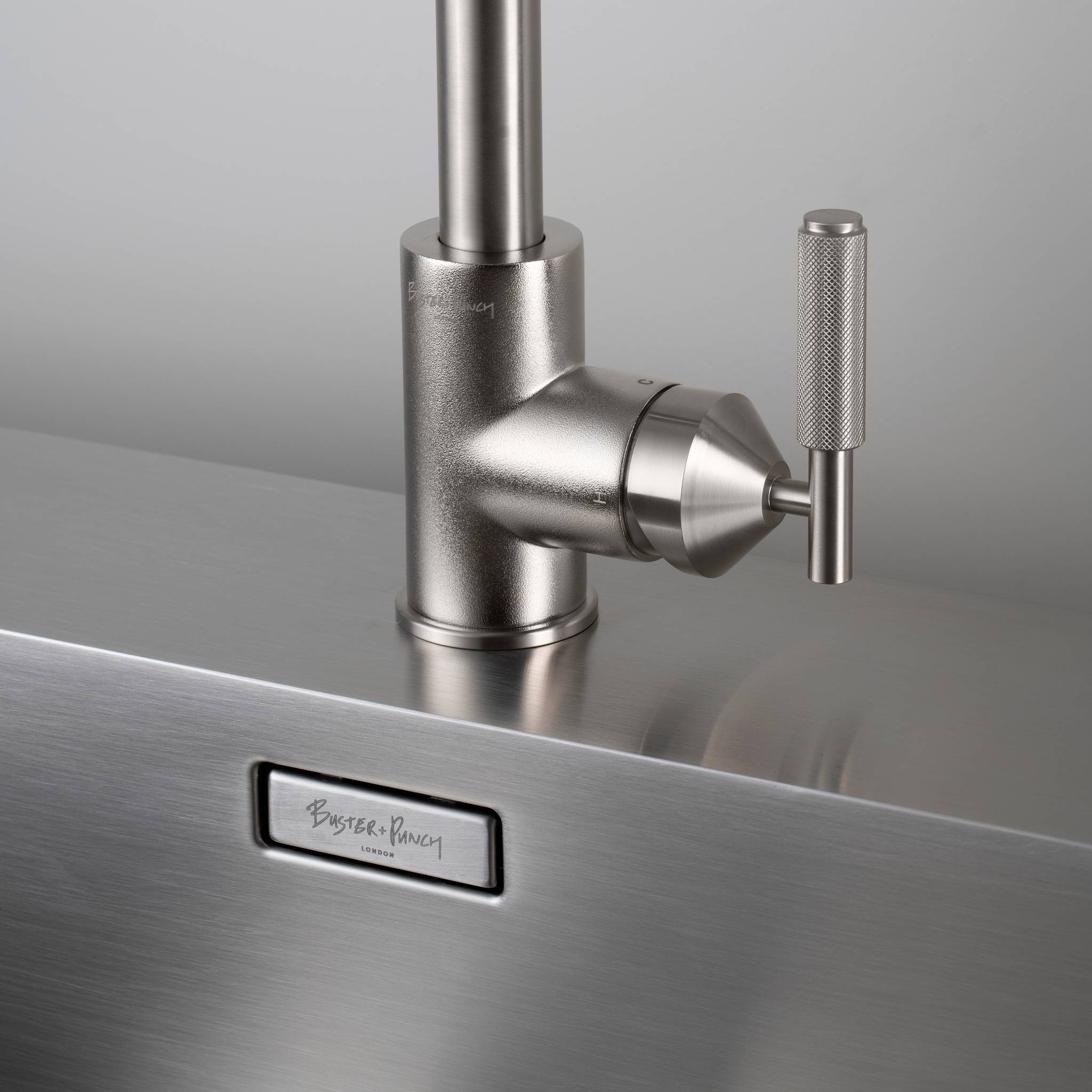 KITCHEN FAUCET / PULL-OUT WITH DUAL SPRAY / CROSS