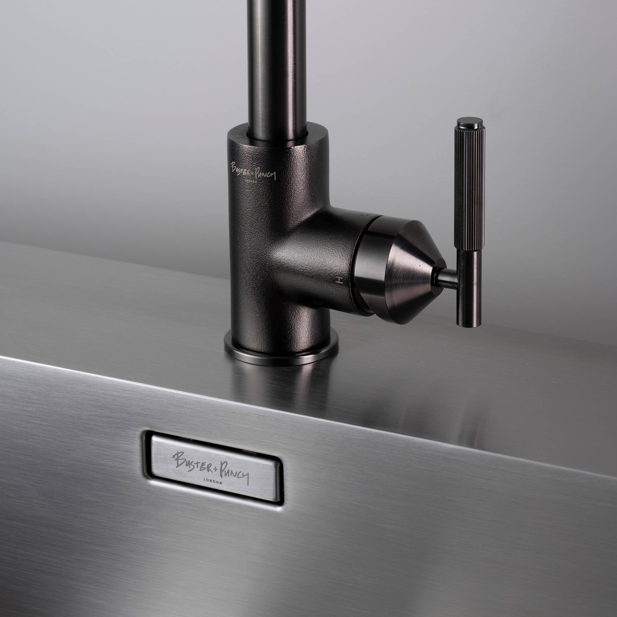 KITCHEN FAUCET / PULL-OUT WITH DUAL SPRAY / LINEAR