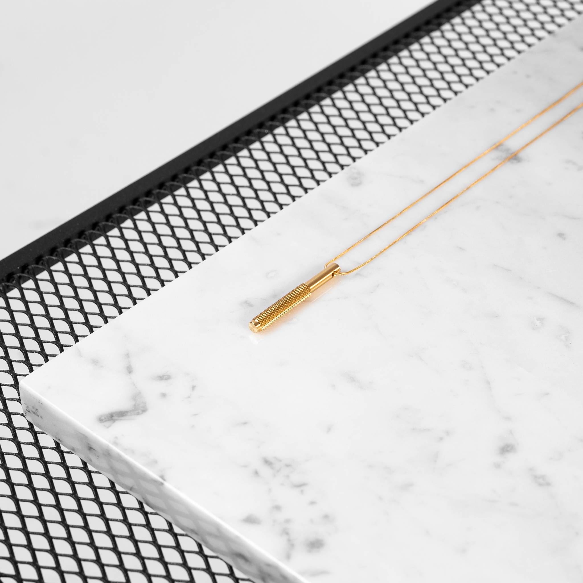 NECKLACE / VERTICAL / CROSS