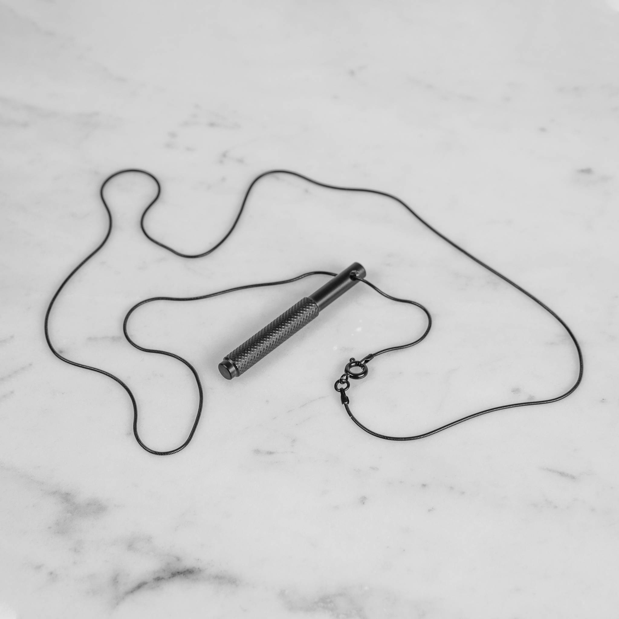 NECKLACE / VERTICAL / CROSS