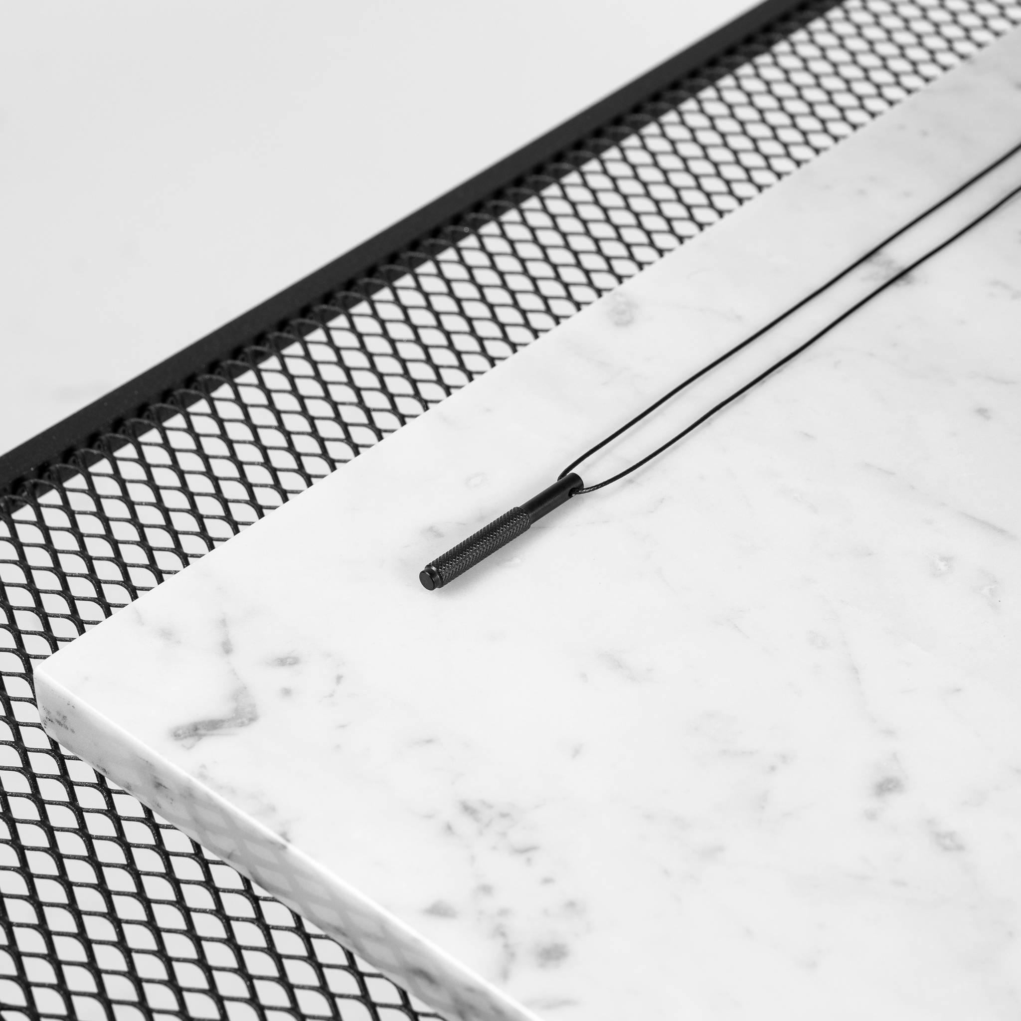 NECKLACE / VERTICAL / CROSS