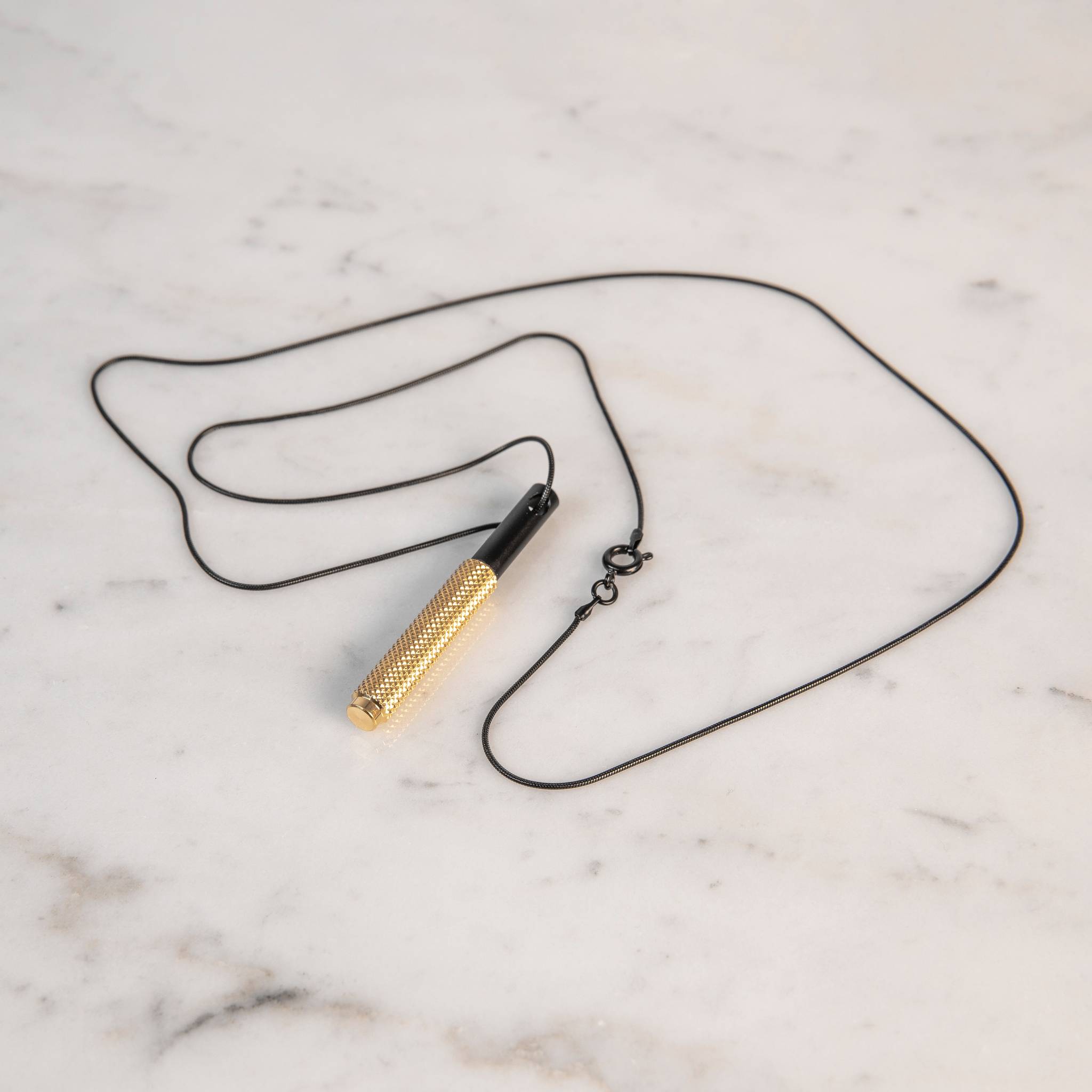 NECKLACE / VERTICAL / CROSS