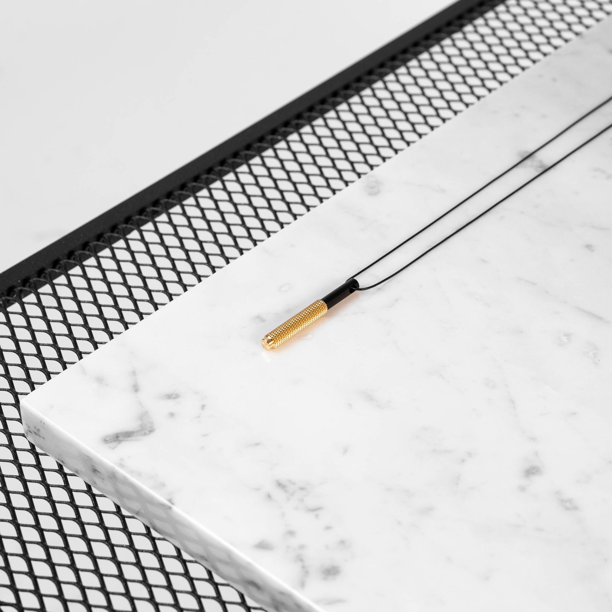 NECKLACE / VERTICAL / CROSS