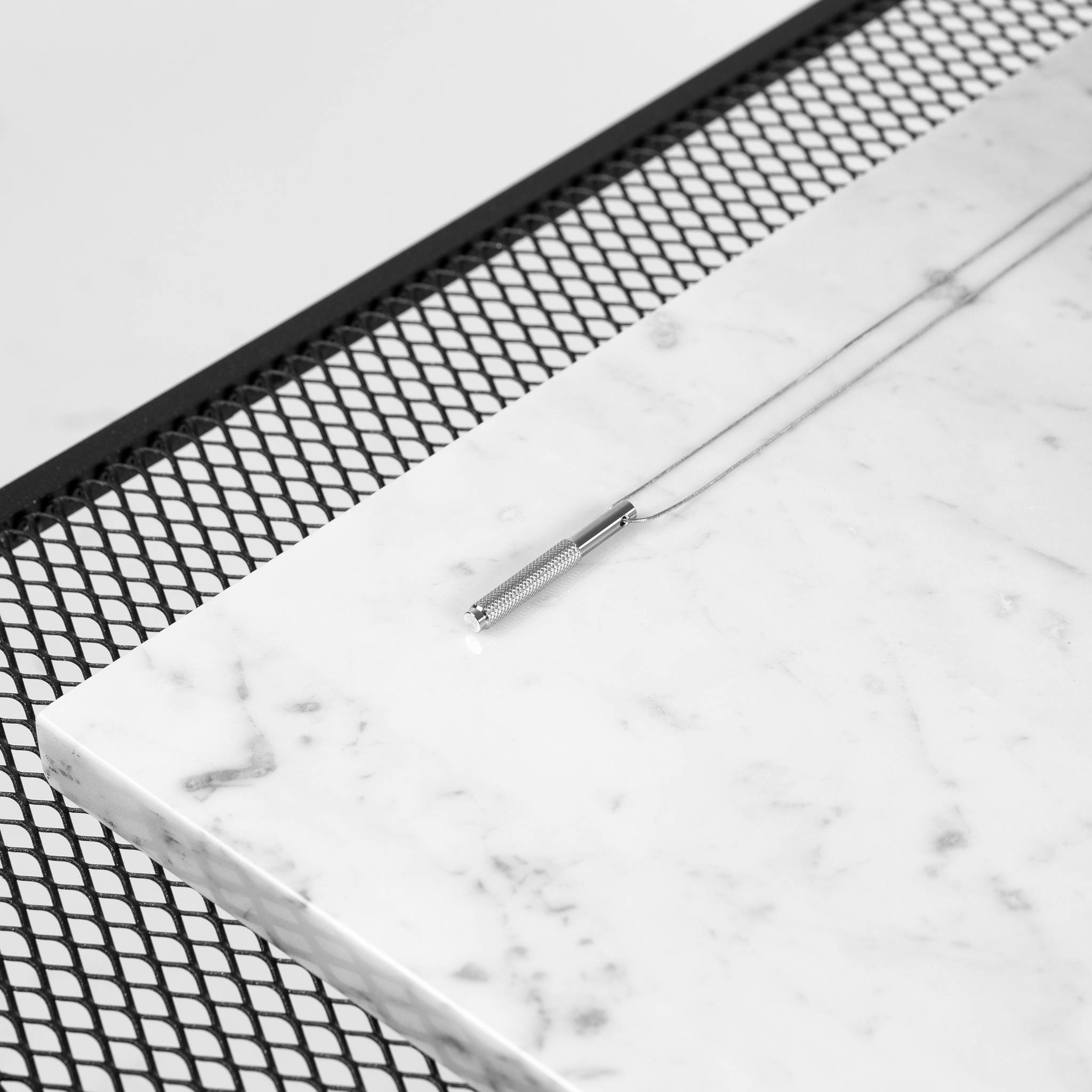 NECKLACE / VERTICAL / CROSS