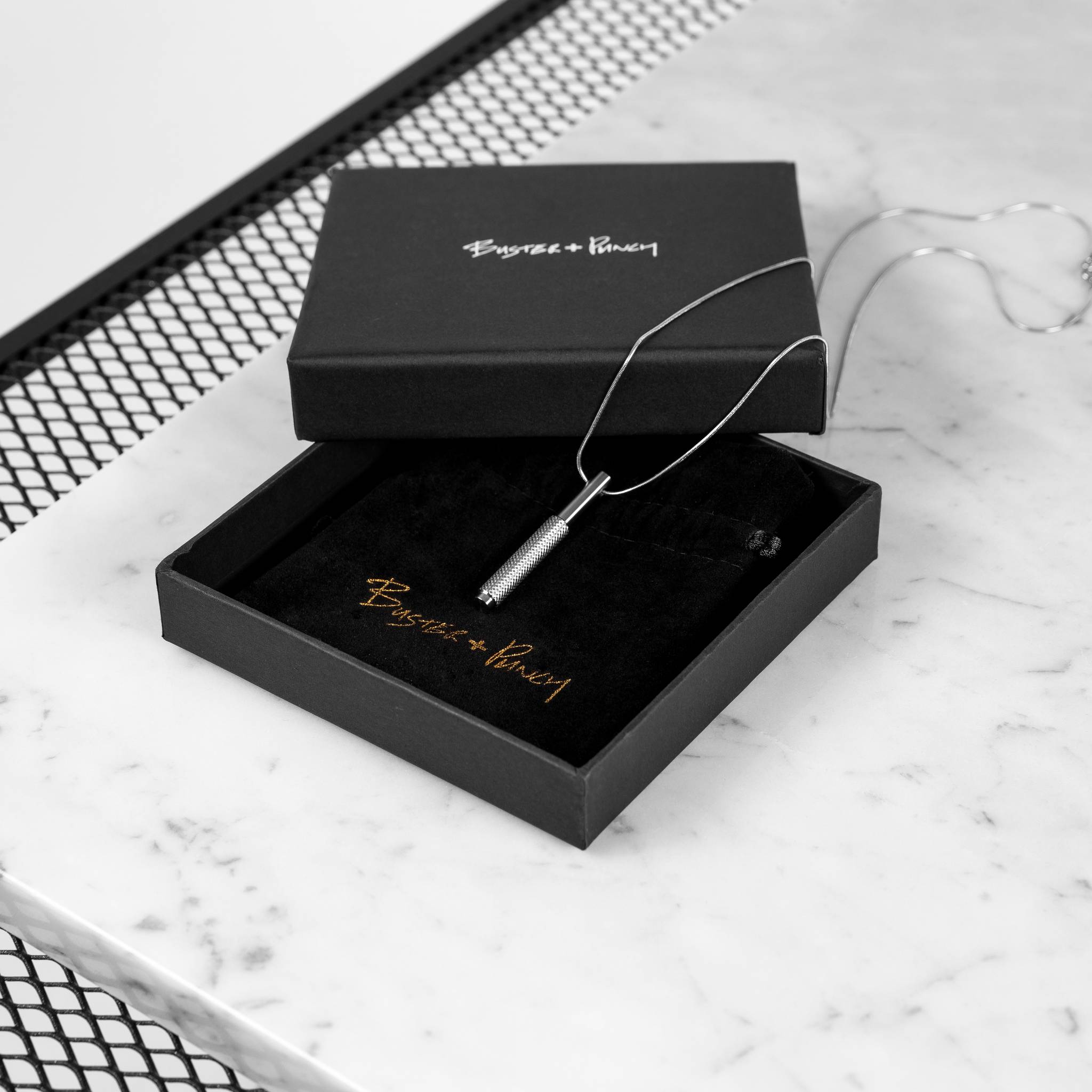 NECKLACE / VERTICAL / CROSS