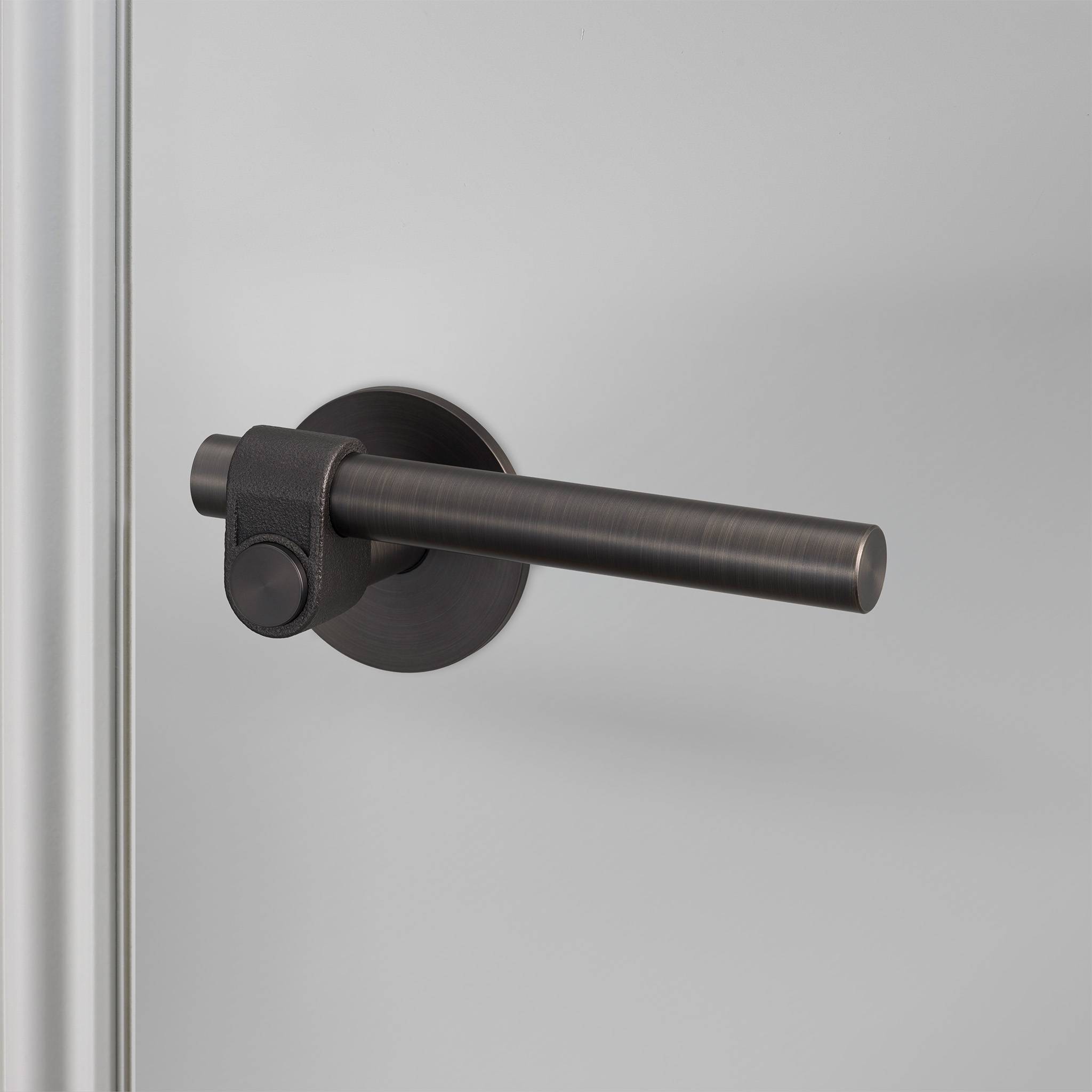 DOOR HANDLE SET / PRIVACY / CAST / LATCH INCLUDED