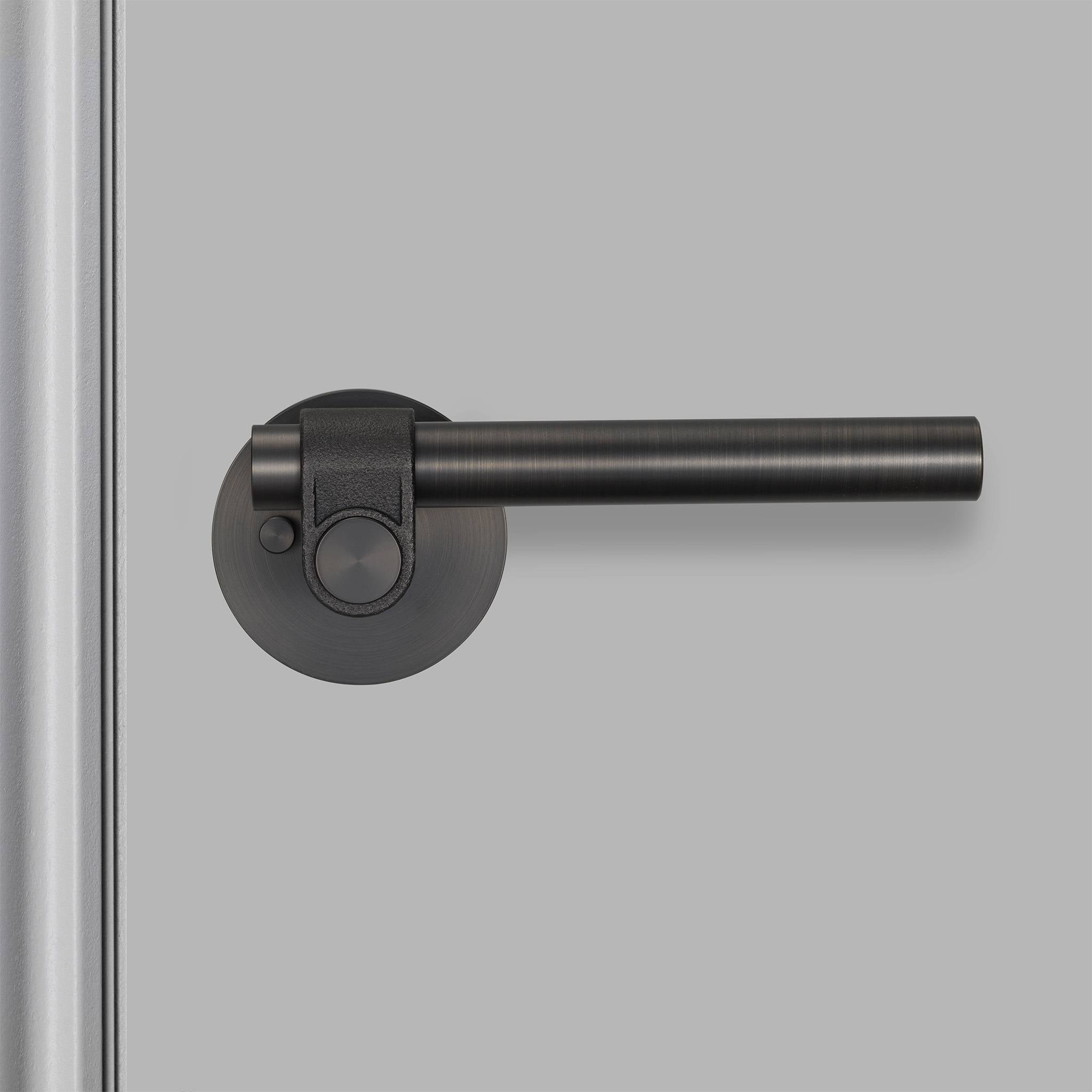 DOOR HANDLE SET / PRIVACY / CAST / LATCH INCLUDED