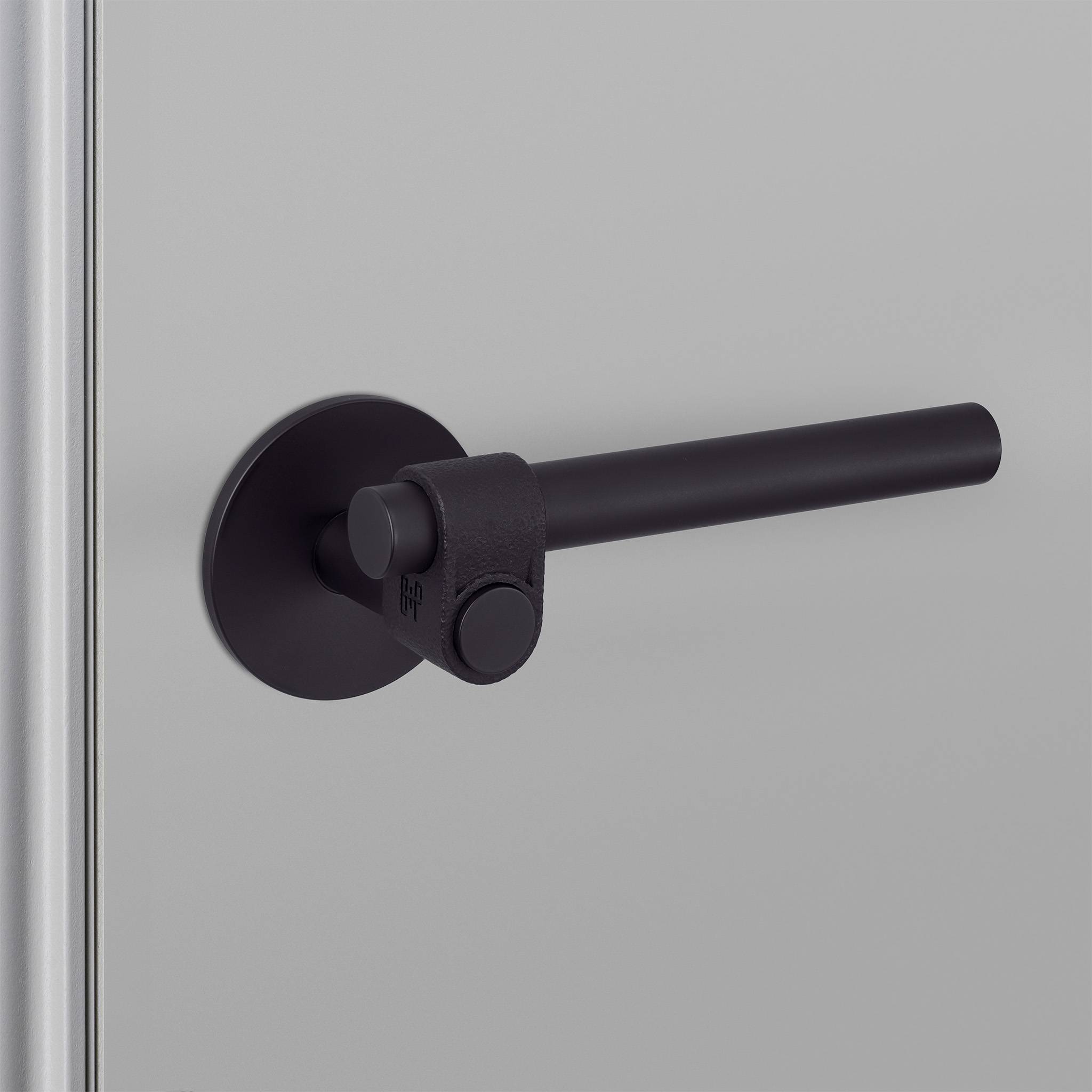 DOOR HANDLE SET / PASSAGE / CAST / LATCH INCLUDED