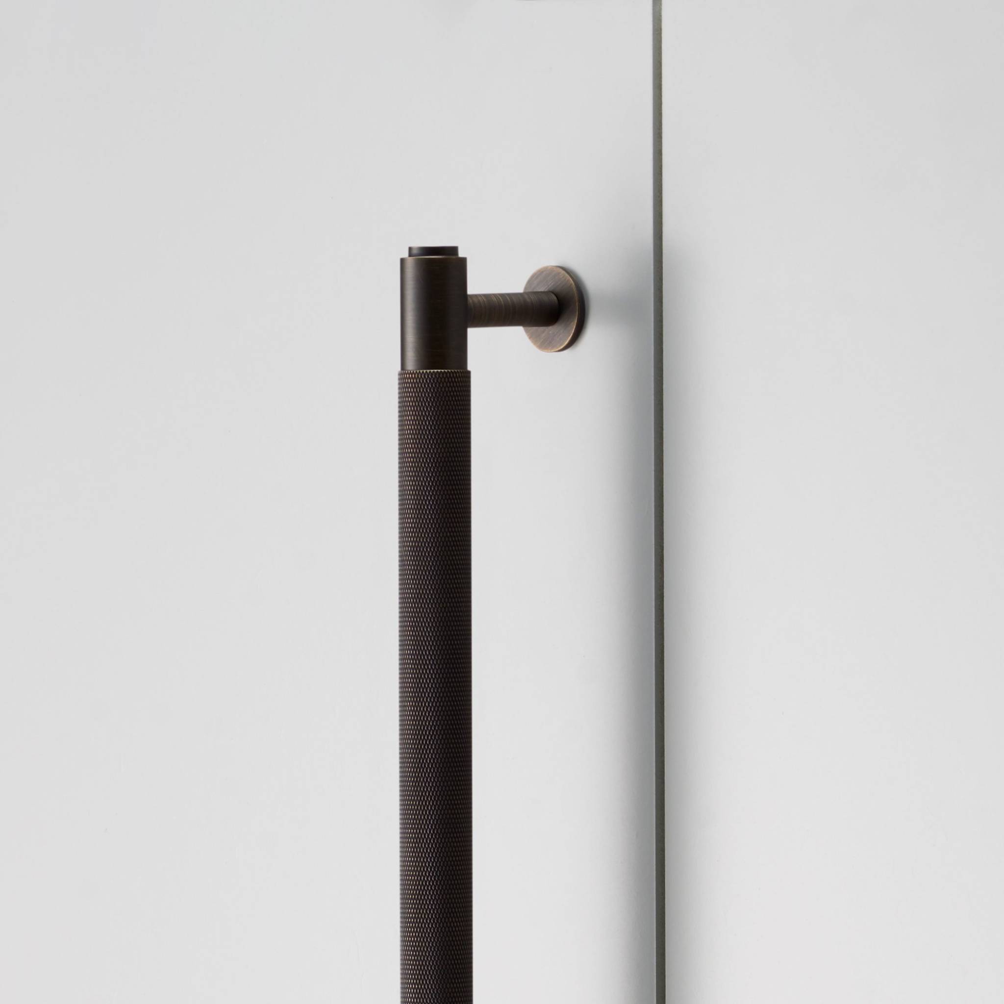 CLOSET BAR / CROSS